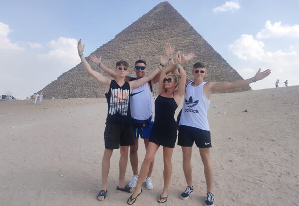 Wycieczka do Kairu z Hurghady, Marsa Alam i Sharm. Nasi goście w Gizie pod piramidami.