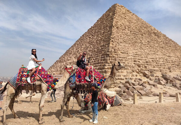 Giza - piramidy. Nasi Goście w karawanie. Wycieczka do Kairu z Sharm, Marsa Alam i Hurghady.