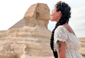 Pocałunek Sfinksa. Giza. Wycieczki do Kairu z Hurghady, Sharm i Marsa Alam.