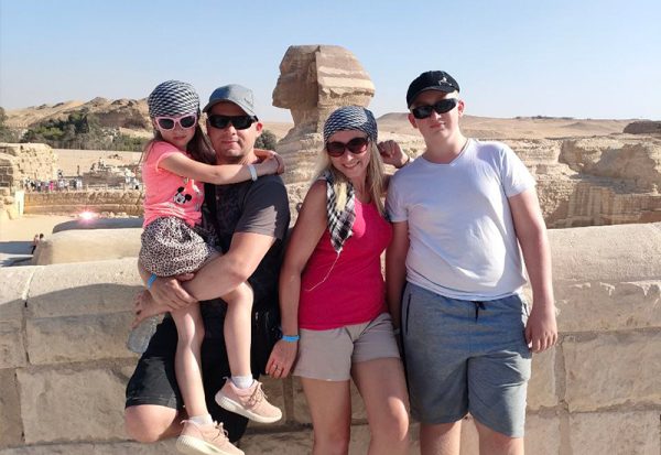 Pod starżą Sfinksa w Gizie. Wycieczki do Kairu z Hurghady, Marsa Alam i Sharm.
