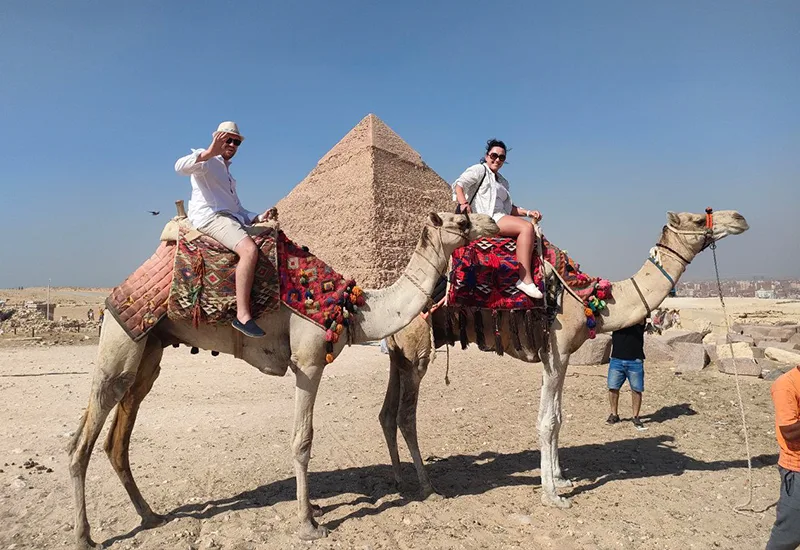 Pod piramidy na wielbłądach. Wycieczka do Kairu z Sharm, Marsa Alam i Hurghady.