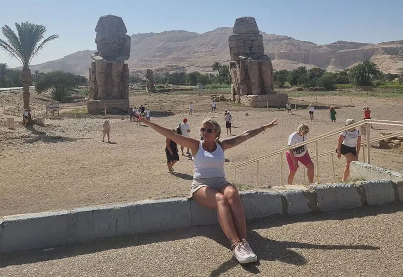 Wycieczka do Luksoru z Marsa Alam i Hurghady. Pod kolosami Memnona.