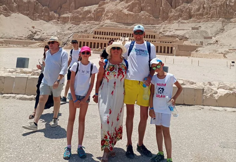 Przed świątynią Hatszeosut w Luksorze. Wycieczki z Hurghady i Marsa Alam.