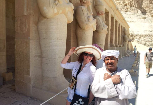Wewnątrz świątyni Hatszepsut - Luksor. Wycieczki z Marsa Alam i Hurghady.