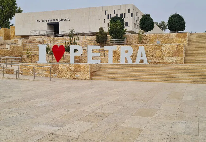 Wycieczka z Sharm do Petry w Jordanii to marzenie każdego turysty.