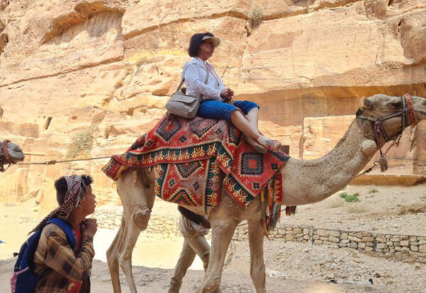 Wycieczka do Petry z Sharm to także jazda na wielbłądach.