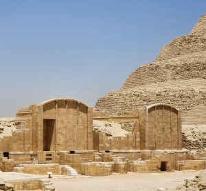 Sakkara - piramidy schodkowe ( mastaby). Wycieczki indywidualne do Kairu z Hurghady i Marsa Alam i Kairu.